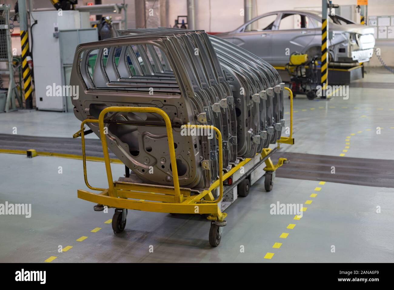 Russia, Izhevsk - Dicembre 14, 2019: Lada Automobile impianto Izhevsk, parte del gruppo AVTOVAZ. Le porte per una nuova auto sono in piedi sul carrello. Foto Stock