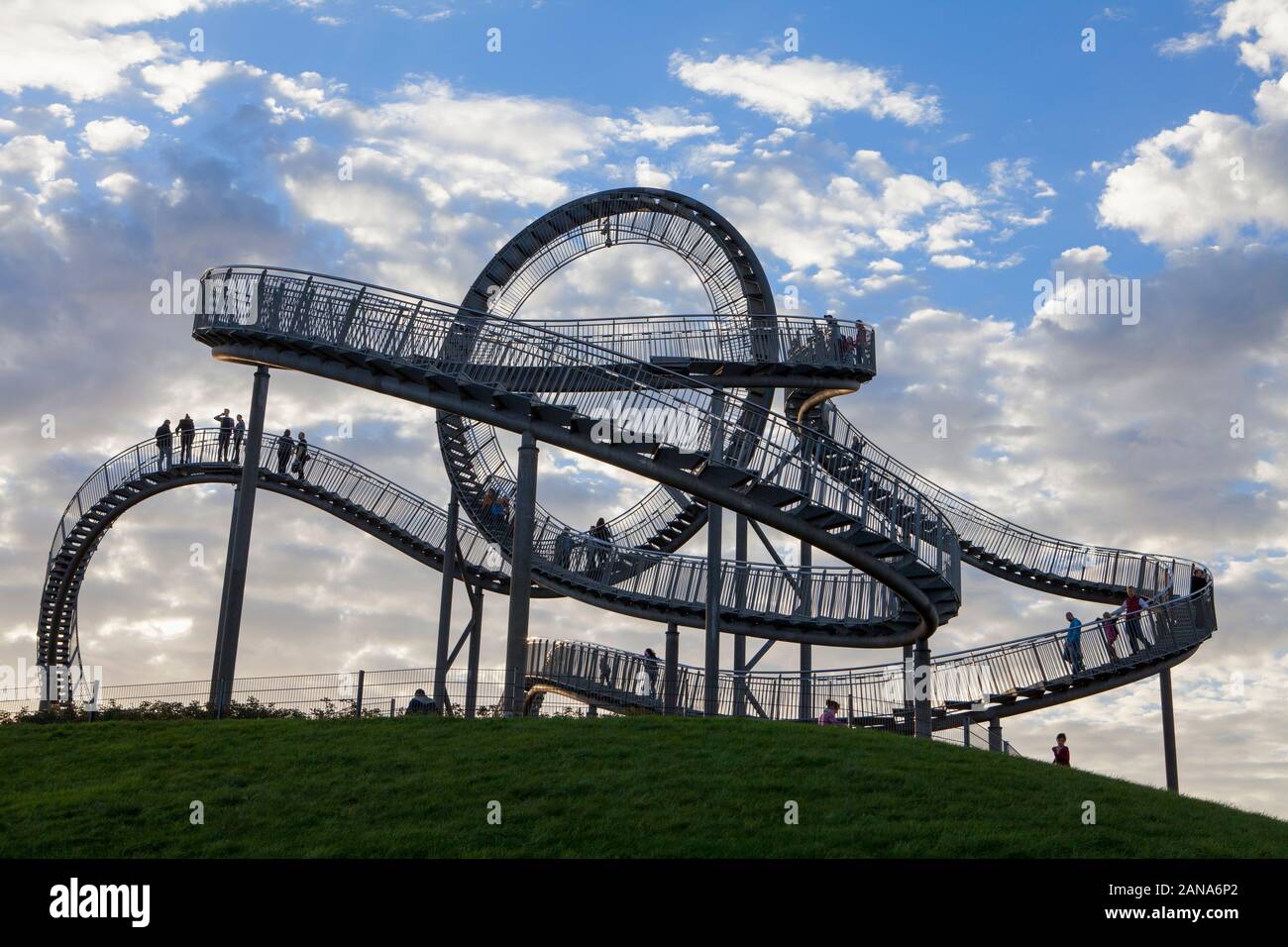 Tiger e la Tartaruga - Magic Mountain, un arte di installazione e punto di riferimento nel Angerpark, Duisburg, Germania Foto Stock