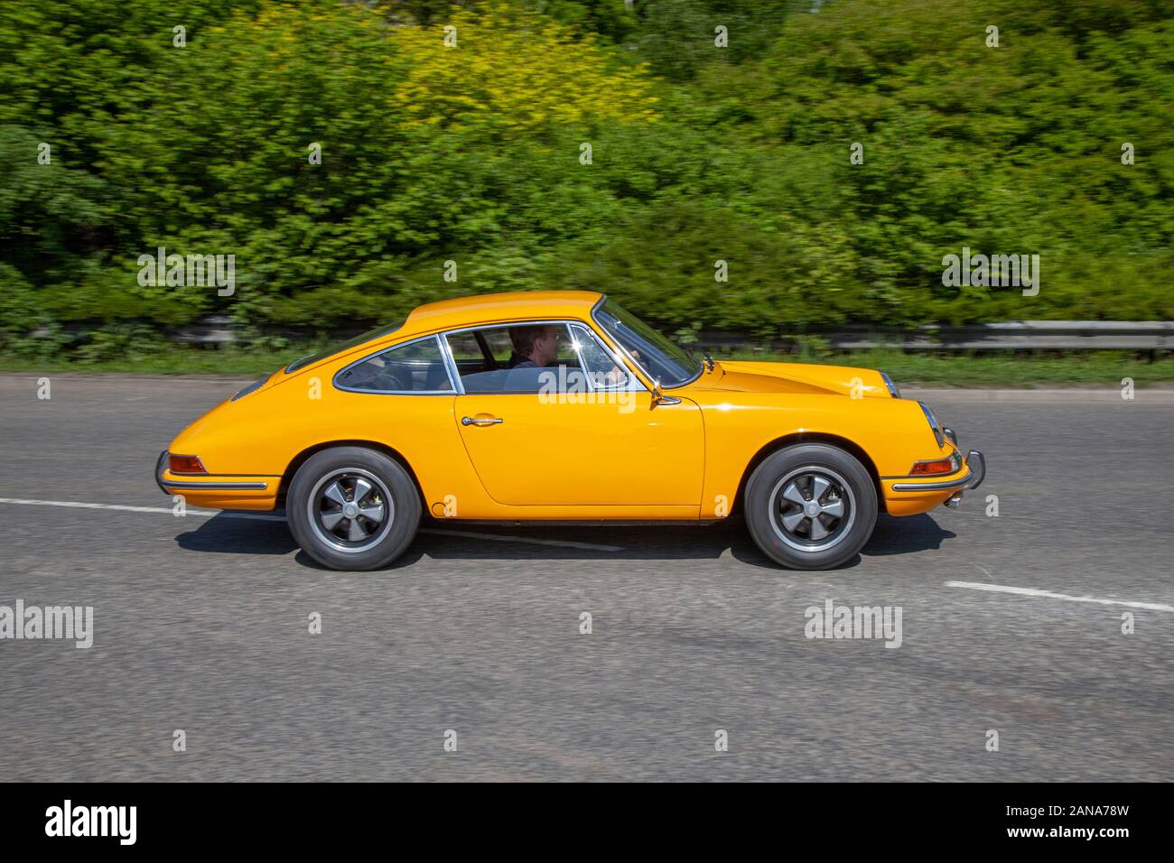 1967 60s Yellow Porsche 911 al Pendle Power Fest, un classico spettacolo di auto, veterano e patrimonio storico, amatissimo spettacolo motoristico dei vecchi tempi tenuto al Nelson & Colne College di Barrowford, Lancashire, Regno Unito Foto Stock