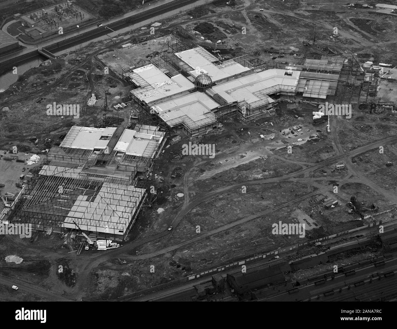 Meadowhall Shopping Centre Sheffield, in costruzione nel 1988, ripresa dall'aria, South Yorkshire, nell'Inghilterra del Nord, Regno Unito Foto Stock