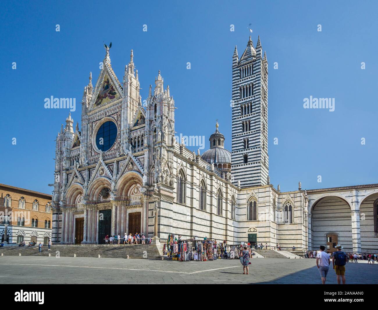 Facciata e campanile del Duomo di Siena con strisce alternate di colore bianco e verde-marmo nero, che simboleggiano i colori di Siena, Toscana, Italia Foto Stock