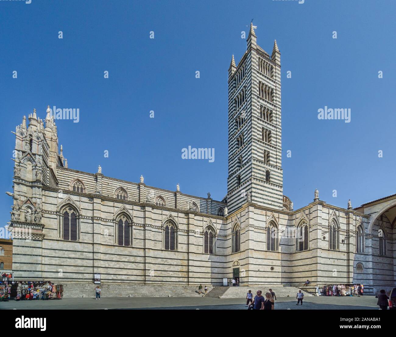 Facciata e campanile del Duomo di Siena con strisce alternate di colore bianco e verde-marmo nero, che simboleggiano i colori di Siena, Toscana, Italia Foto Stock
