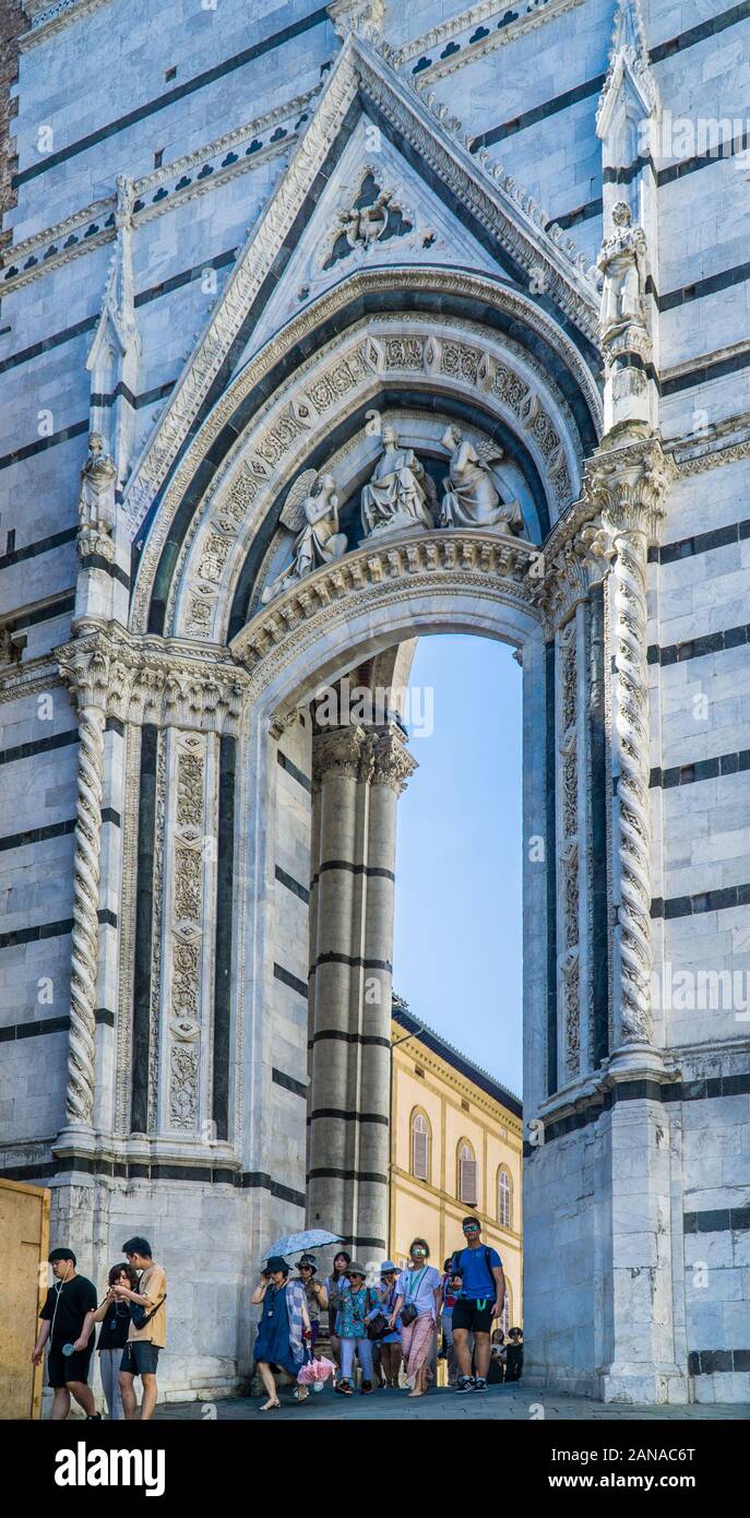 Portale in quello che avrebbe dovuto essere la navata destra del "uomo nuovo" del Duomo di Siena, secondo un quattordicesimo secolo progetto di espansione che w Foto Stock