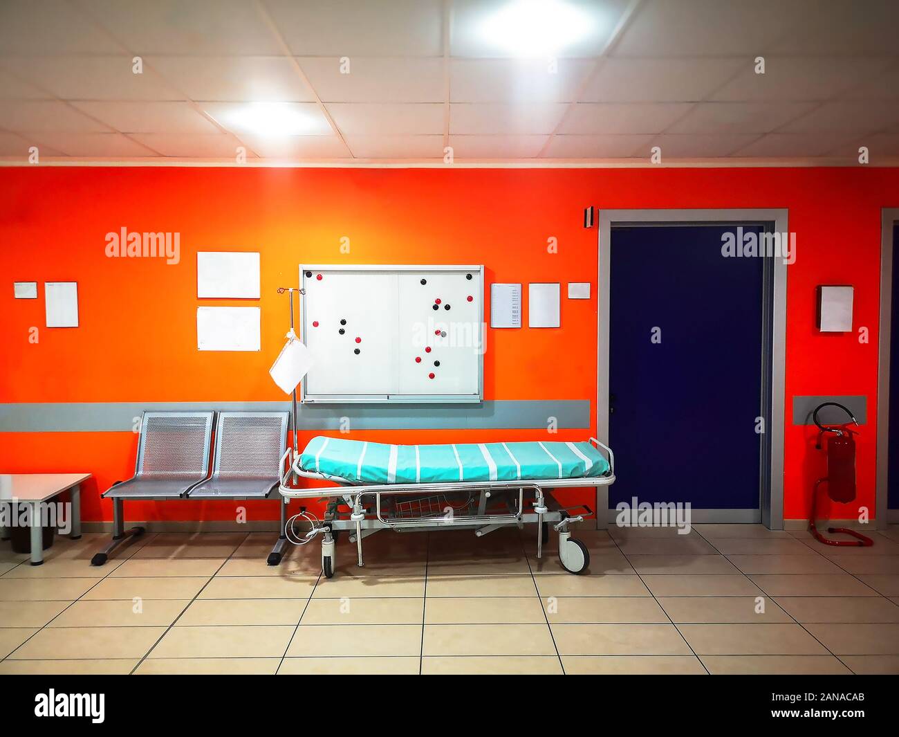 Moderno ospedale barella colorato Foto Stock