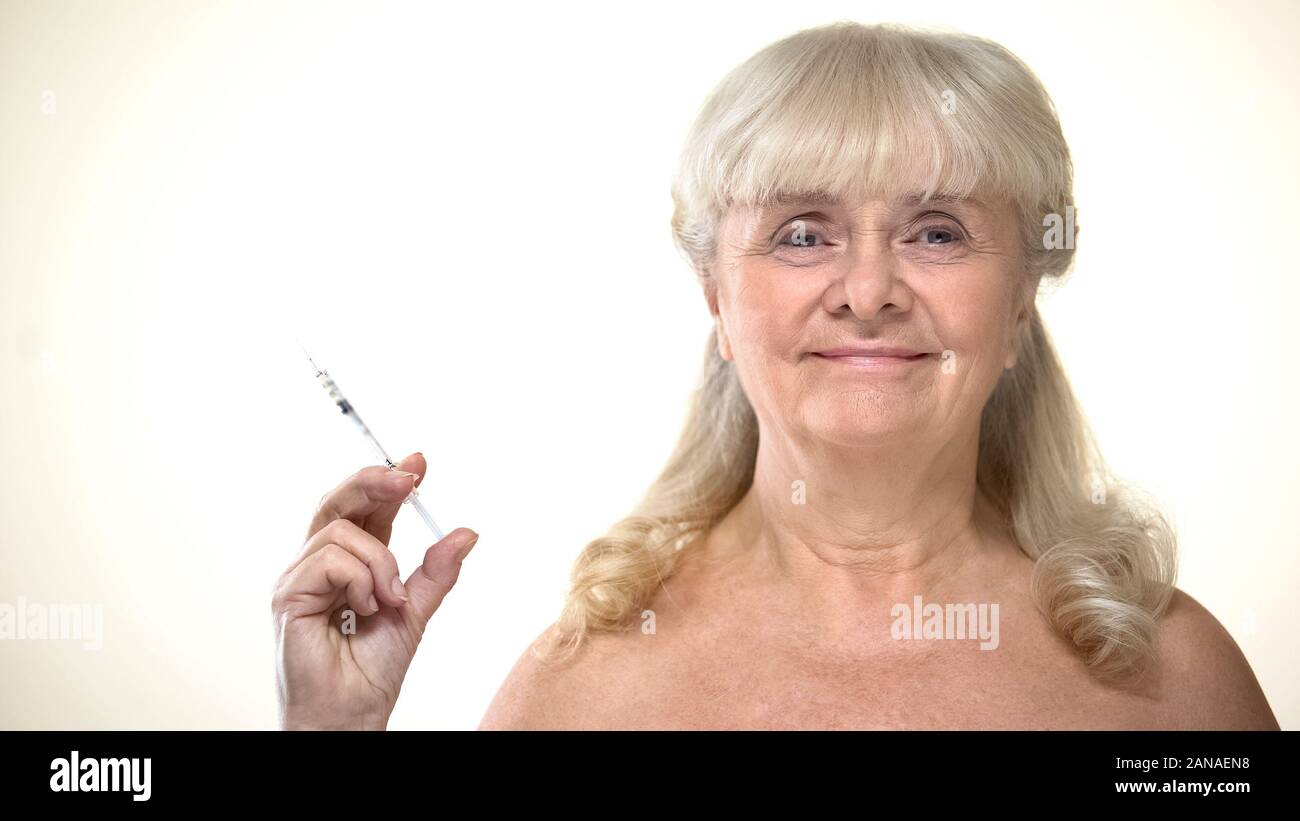 Anziana signora tenendo la siringa con insulina, la prevenzione del diabete, diagnosi tempestiva Foto Stock