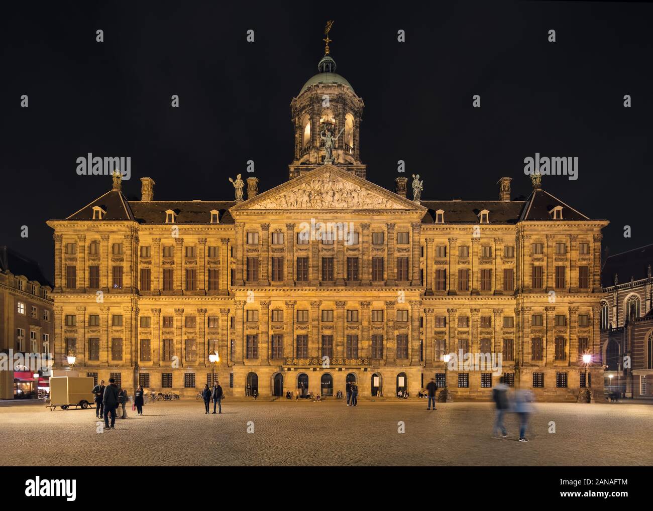 AMSTERDAM-OCT. 26, 2019. Il Palazzo Reale, Piazza Dam di notte. Costruire nel XVII secolo, è uno dei tre palazzi nei Paesi Bassi. Foto Stock