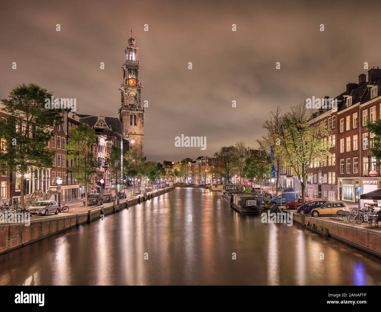 AMSTERDAM-OCT. 26, 2019. Vista notturna su Prinsengracht in storico canale cinghia. Esso è stato confrontato con Venezia. Foto Stock AMSTERDAM-OCT. 26, 2019. Vista notturna su Prinsengracht in storico canale cinghia. Esso è stato confrontato con Venezia. Foto Stock
