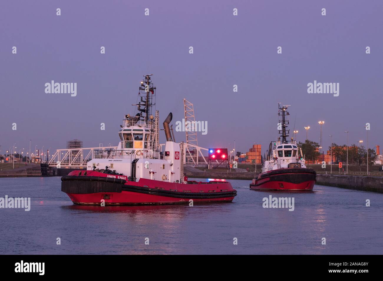 Anversa-Settembre 20, 2019. Rimorchiatori durante un tramonto colorato nel porto di Anversa. Che l'Europa è il secondo più grande porto di mare, dopo Rotterdam. Foto Stock