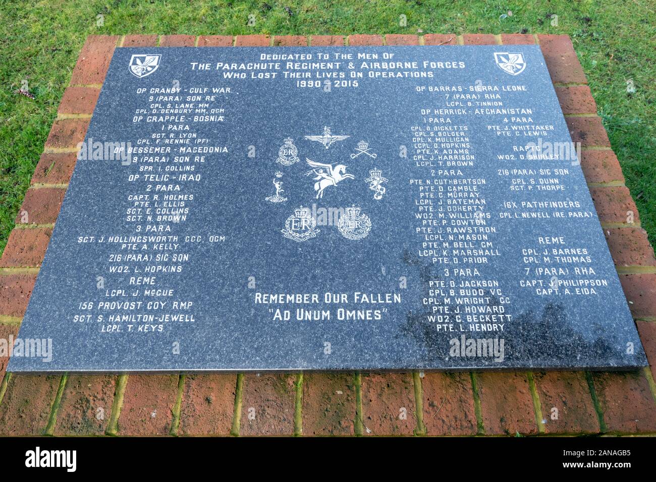 Lapide dedicata al reggimento paracadutisti e Airborne Forces uccisi durante operazioni 1990-2015, Aldershot Military Cemetery, Hampshire, Regno Unito Foto Stock