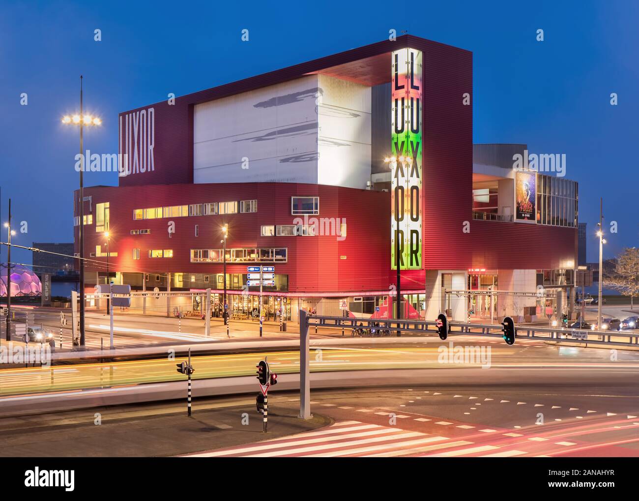 ROTTERDAM-Gennaio 2, 2020. Illumina il nuovo Teatro Luxor a Wilhelmina Square, Kop van Zuid. L'incredibile design da architetto australiano Peter Wilson ho Foto Stock