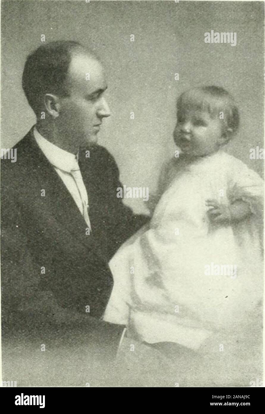 Il bollettino della farmacia . Herbert Linthicuiu e Raymond Campbell Bennett, bambini Ellen Lee. otto mesi di età daugbtcr del sig. e della sig.ra Frank G. del sig. e della Sig.ra H. S. Sanders. Harlan. Ky. Aghè, Porter..Oklahoma.. Emily. 4 anni di età. figlia del Dr e la sig.ra Grassi. 207 VVeg-l'uomo. Jersey City, N. J. A. A. Wheeler e bambino. Detroit. Mich .Il sig. Io VVhetlef ocvie-tary della filiale locale di A. Ph. A. Drn^yists bambini. 4-20 BOLLETTINO DELLA FARMACIA Foto Stock