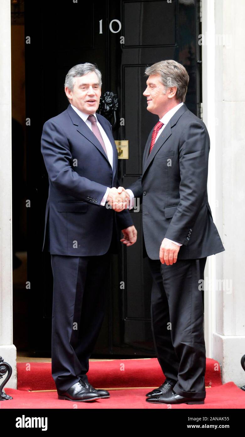 Presidente ucraino Viktor Yushchenko riceve un tappeto rosso alla reception per un incontro con il Primo Ministro Gordon Brown a Downing Street nel 2008. Foto Stock