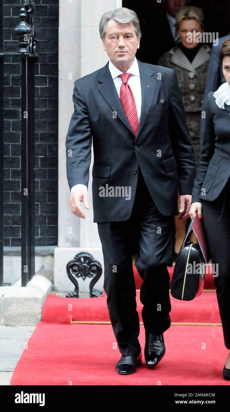 Presidente ucraino Viktor Yushchenko riceve un tappeto rosso alla reception per un incontro con il Primo Ministro Gordon Brown a Downing Street nel 2008. Foto Stock