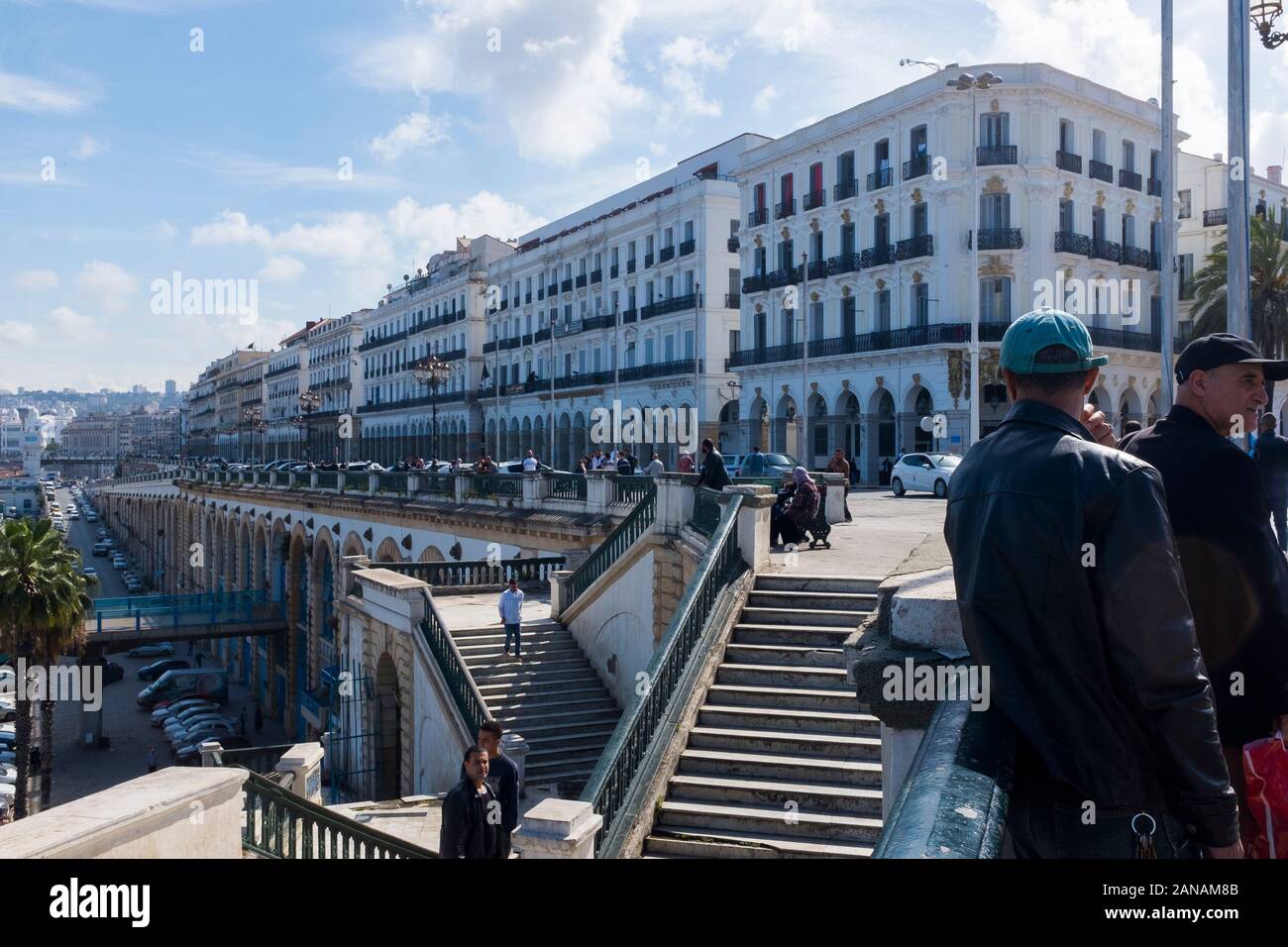 La Promenade des Sablettes è l'iconico lungomare di Algeri e vicino alla Kasbah di Algeri, un sito patrimonio dell'umanità dell'UNESCO Foto Stock