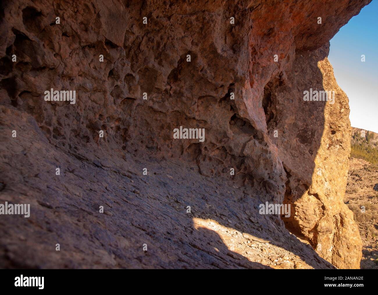 Gran Canaria, la superficie interna di un arco in pietra Ventana del Bentayga, interessante texture in roccia vulcanica Foto Stock