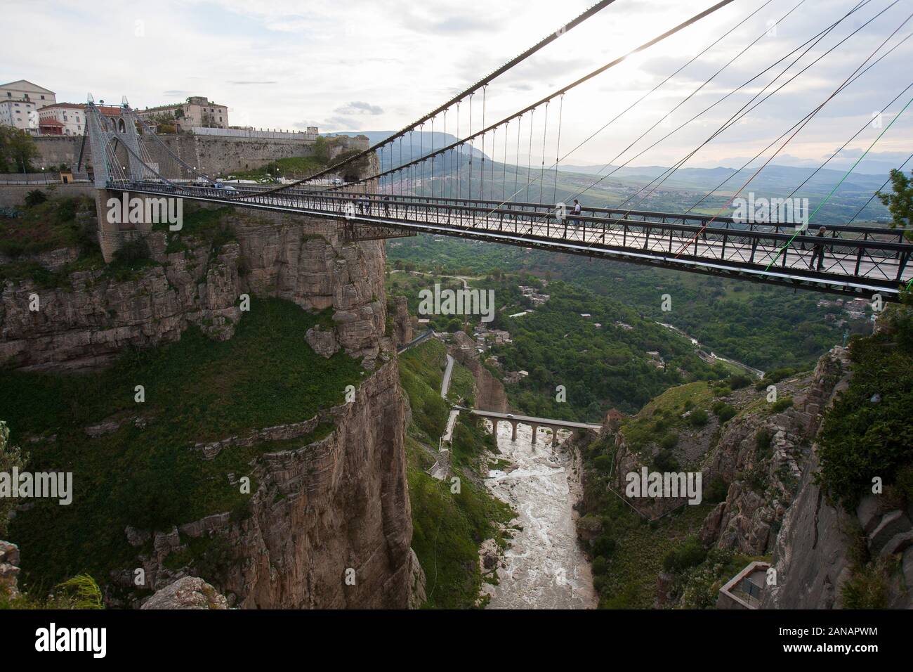 Le strade scavate nelle scogliere collegano i ponti sospesi al lato opposto della gola di Costantino, Città dei ponti, Algeria. Foto Stock