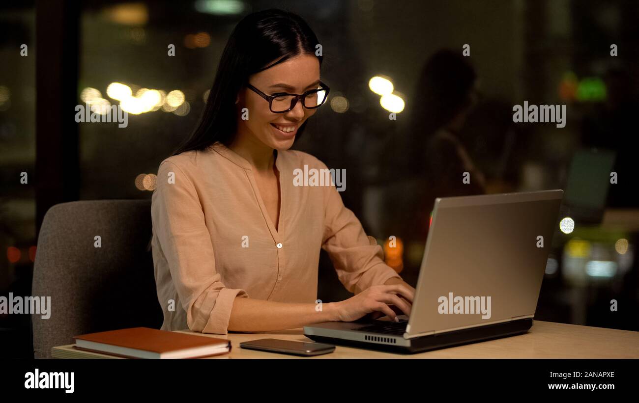 Supporto sorridente lavoratore servizio chat client laptop, felice freelancer femmina Foto Stock