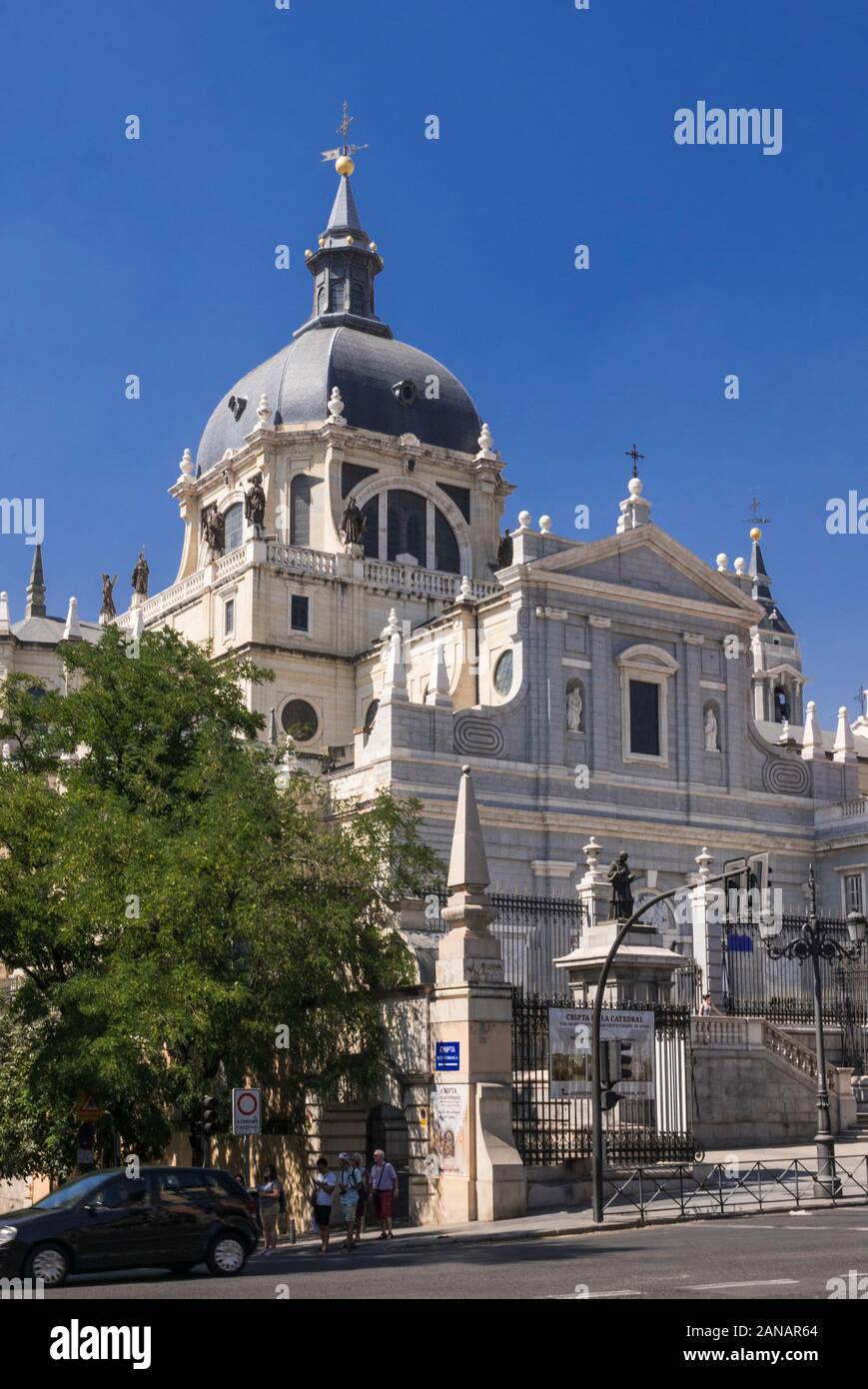 La cattedrale di Madrid con la sua cupola, Madrid, Spagna Foto Stock