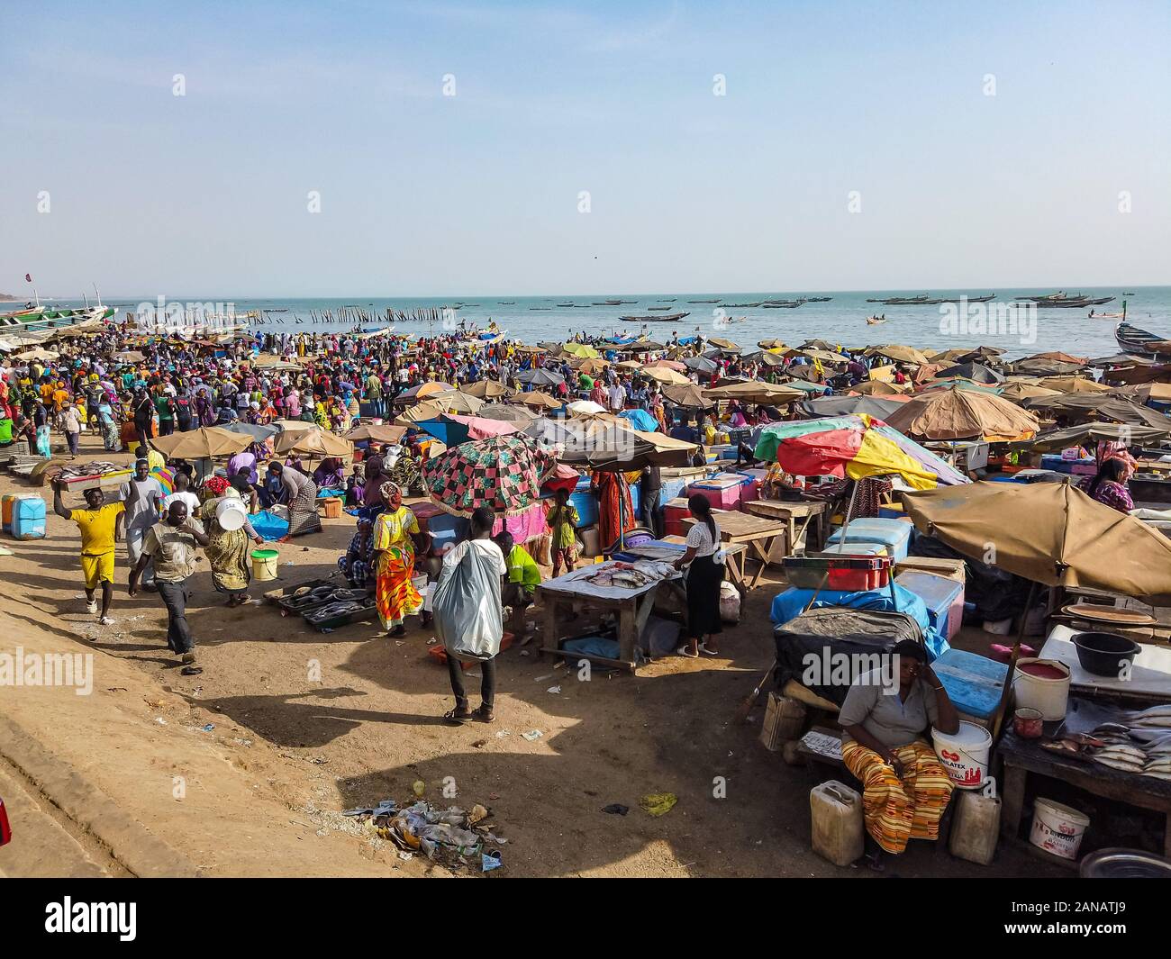 MBour, Senegal- 25 aprile 2019: Senegalesi non identificato di uomini e donne al mercato del pesce del porto della città nei pressi di Dakar. Ci sono bancarelle di vendita e Foto Stock