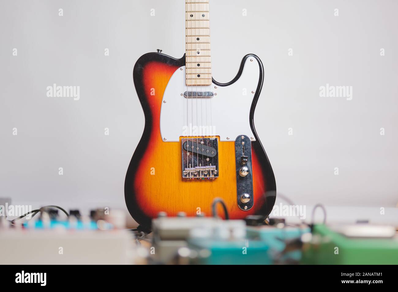 Chitarra elettrica e pedali effetto in studio di registrazione. Concetto di creazione di musica per chitarra, registrazione o ripassando Foto Stock