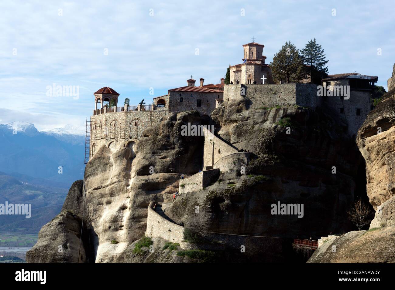 Monastero sospeso sulla scogliera a Meteora, Grecia Foto Stock