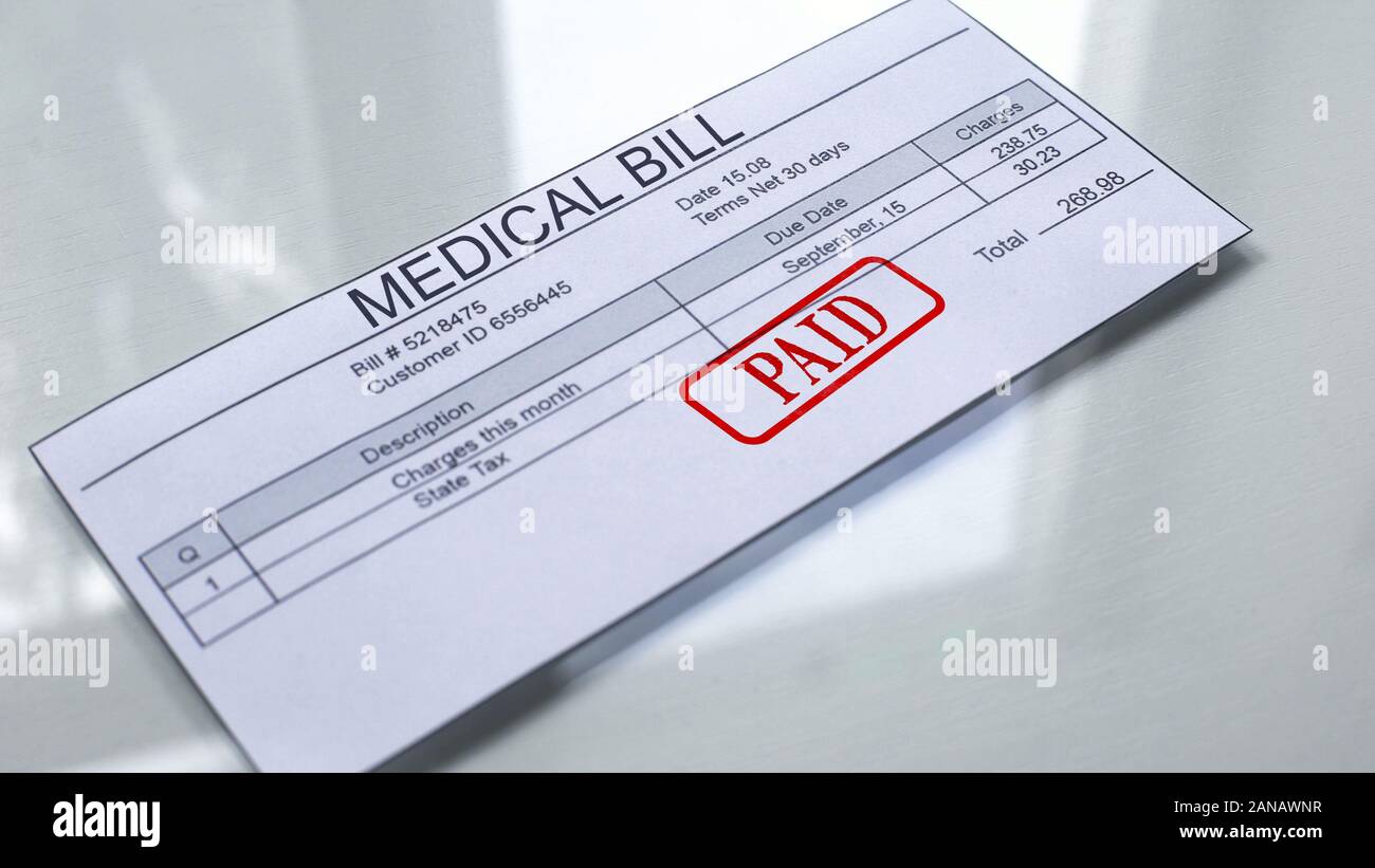 Medical bill pagato, guarnizione stampigliato sul documento, il pagamento per i servizi, tariffa Foto Stock