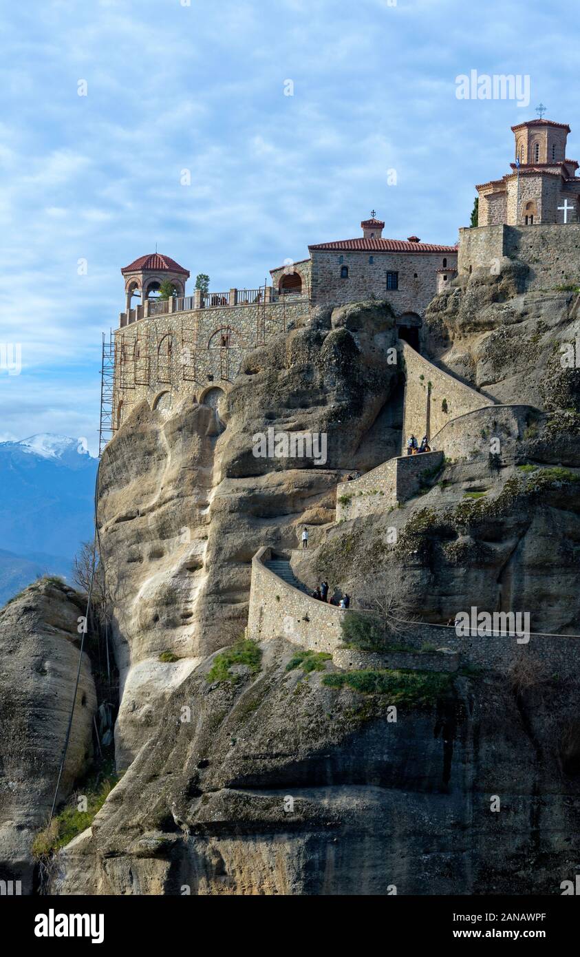 I turisti visitano il monastero di Meteora in Grecia Foto Stock
