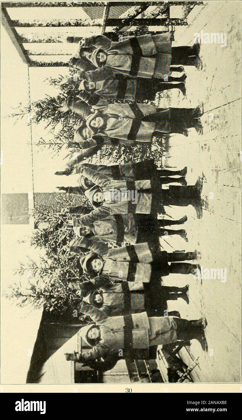 Aria aperta crociati; una storia di Elisabetta McCormick aria aperta la scuola, insieme con un conto generale di aria aperta workin scuola di Chicago e un capitolo sulla scuola ventilazione . W^tn Atr (Evnmhns Hartford (Connecticut) Scuola YELL Chi siamo ? Chi siamo ? Noi non bere il caffè, noi non bere il tè. Sono state per l'aria fresca di giorno e di notte. Sono state andando a mantenere sani tutto a destra e tutto a destra. A CHICAGO LA TUBERCOLOSI ISTITUTO canzone della scuola di prendere il nostro cibo e masticare bene tutti, è necessario quiteAs imparare a leggere e scrivere. Fare rithmetic e scrivere.Così quando abbiamo masticare, consente di contare fino a dieci prima del morso va giù. Foto Stock