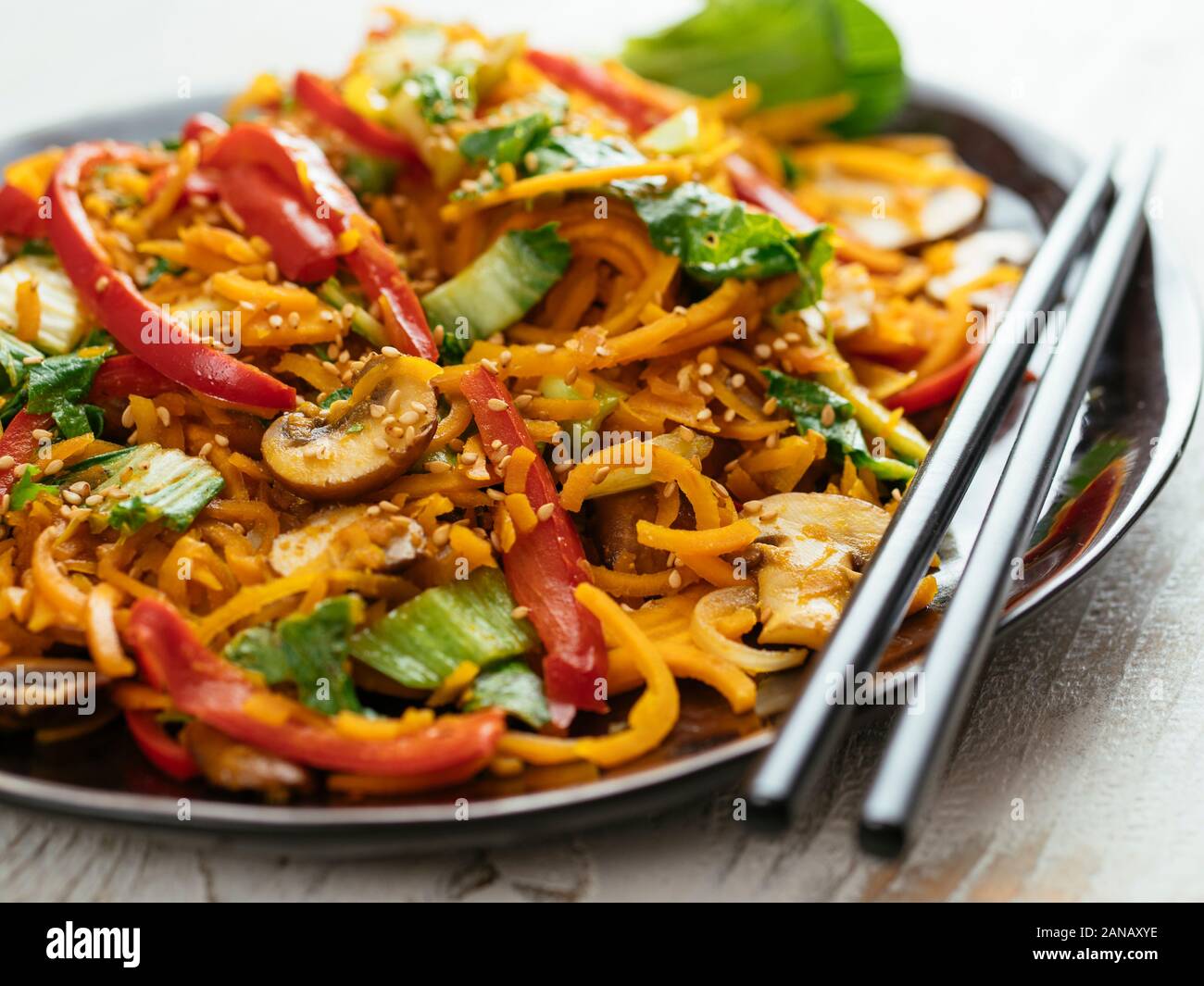 Zucche invernali Lo Mein con pak choi e funghi. Foto Stock
