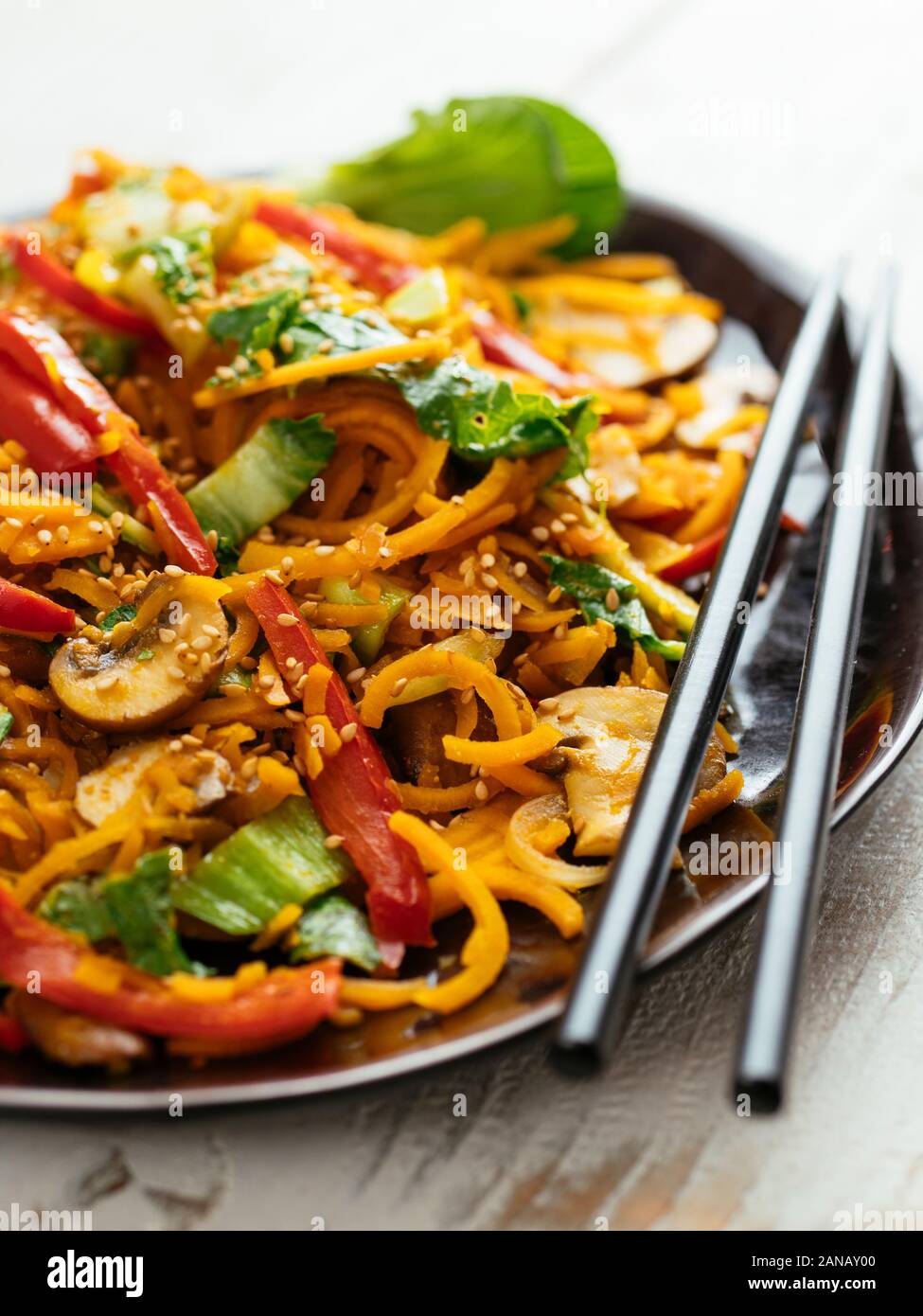 Zucche invernali Lo Mein con pak choi e funghi. Foto Stock