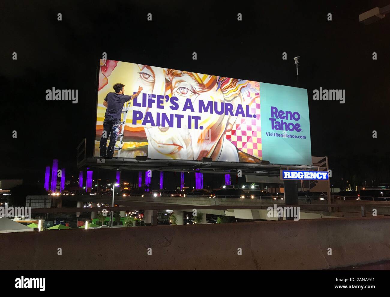 Tabellone a LAX Airport promozione viaggi di Reno e Tahoe in Nevada Foto Stock