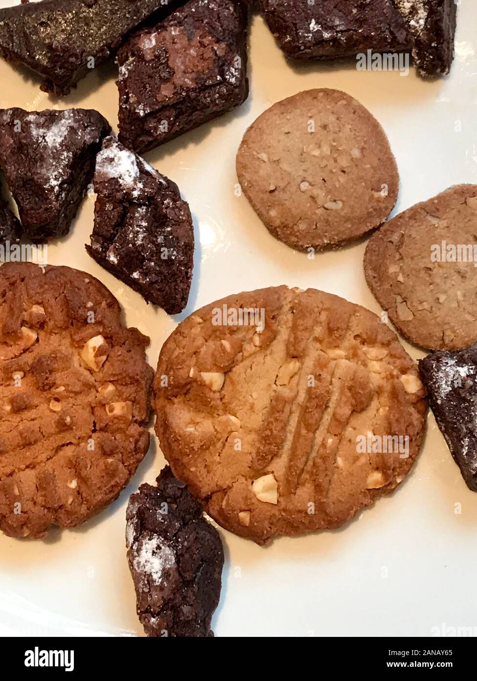 La varietà dei cookie su una piastra. Foto Stock