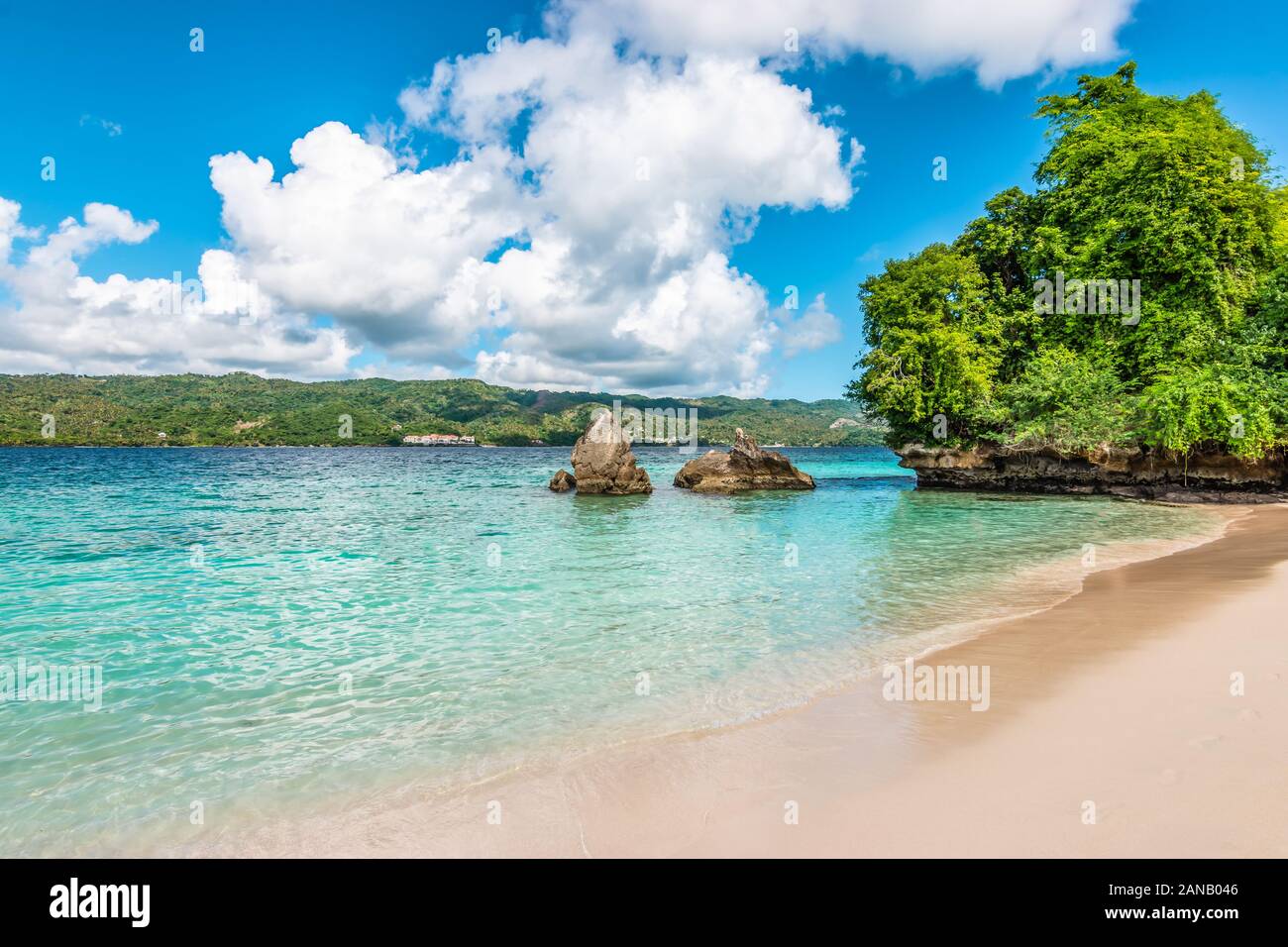 Una bellissima spiaggia di sabbia bianca e acqua turchese sull isola tropicale di Cayo Levantado, Samana Bay, Repubblica Dominicana. Foto Stock