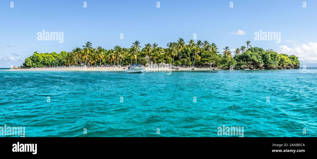 Cayo Levantado, Samana Bay, Repubblica Dominicana. Vista panoramica dei Caraibi isolotto con palme di cocco e spiaggia di sabbia bianca. Foto Stock