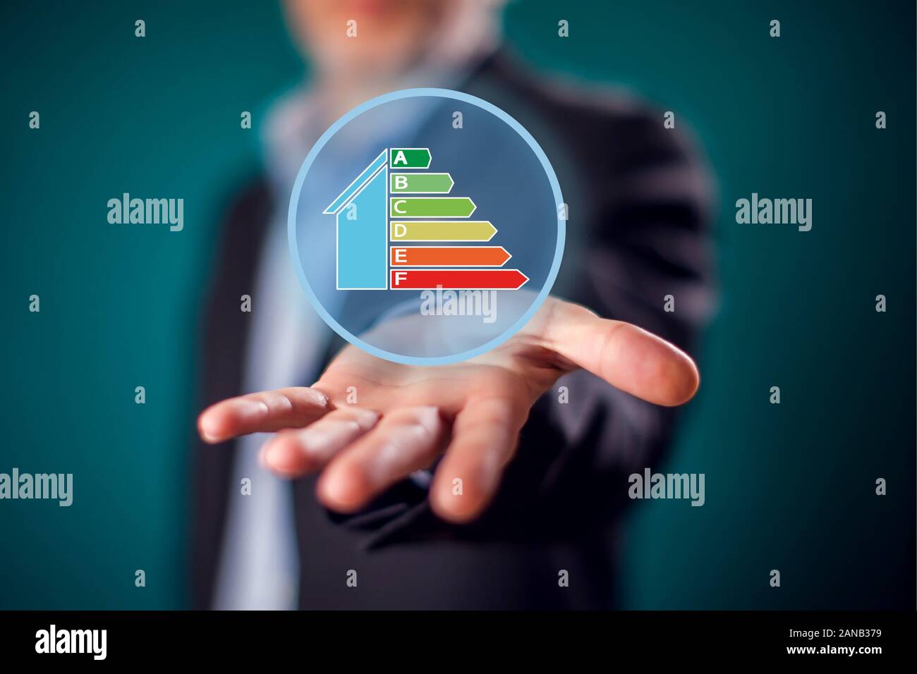 Imprenditore della tuta che mostra mano aperta con virtual segno di energia nominale. Risparmio di energia e ambiente concetto ptotection Foto Stock
