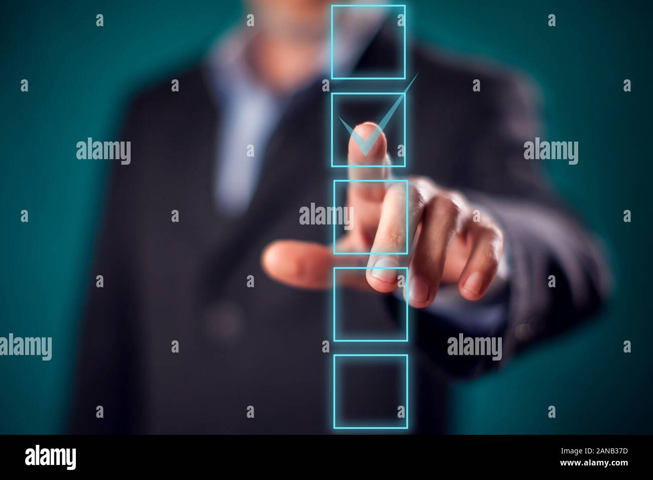 Imprenditore nel soddisfare fare clic su dito sul checkbox.Le persone e la risposta corretta nozione Foto Stock