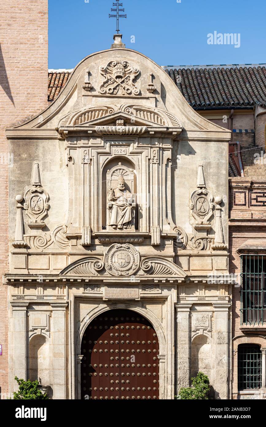 Una statua di Papa Urbano VIII si trova sopra una porta elaborata per Iglesia de San Pedro in Plaza de San Pedro Siviglia Foto Stock