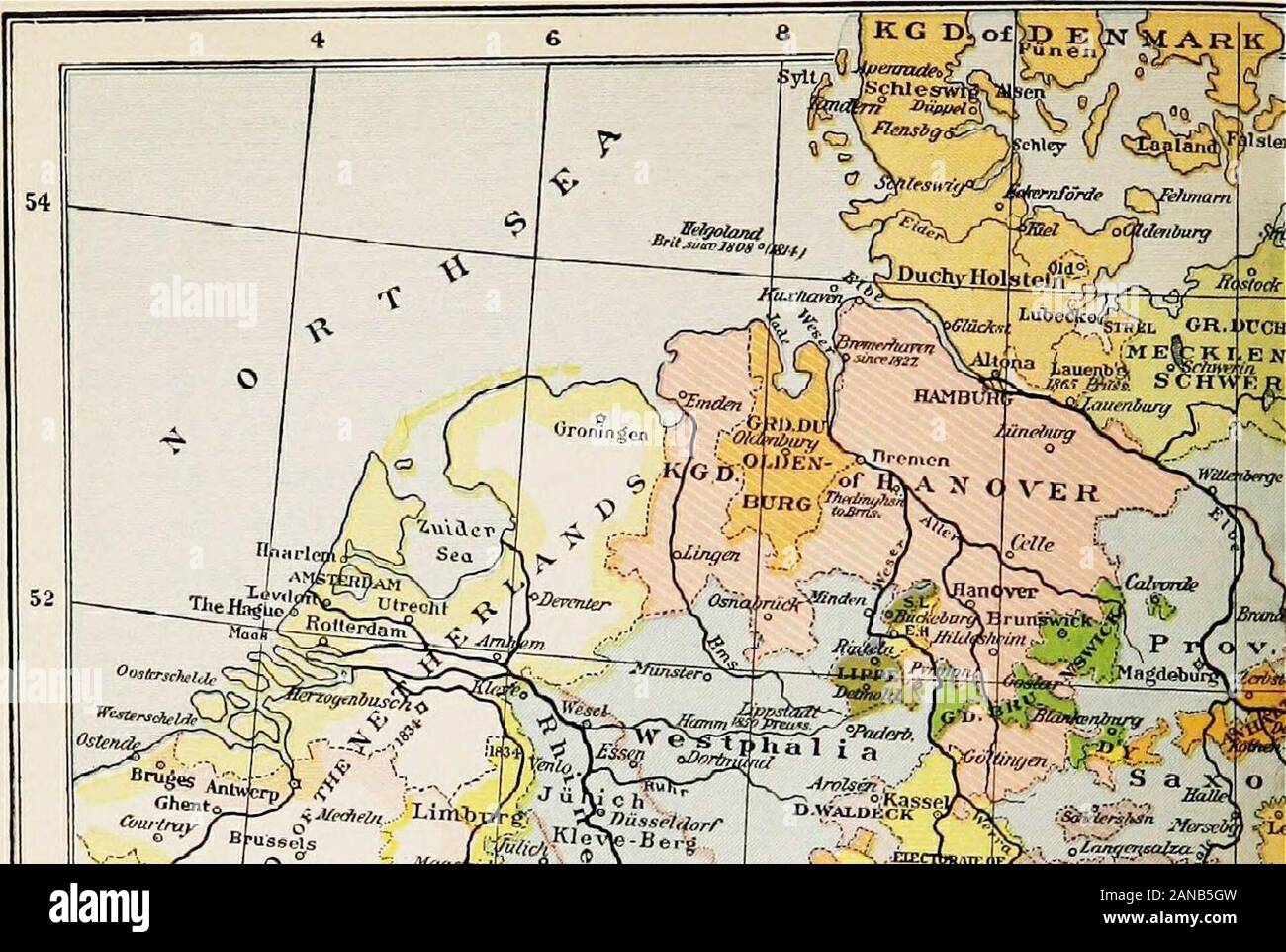 Storia moderna europea . una costituzione e aveva invitato al congresso ofVienna che la legge federale dovrebbe esigere che ogni membro della Confed-erazione di concedere un rappresentante di costituzione ai suoi soggetti entro ayear. Metternich, ancora più contrario alla libera delle istituzioni politiche thanMetternichs ^° ^ governo centrale forte, è riuscito a contrastare thesuccessful riformatori a questo punto anche, avendo questo esplicito ione andopposi obbligatorio dichiarazione vaga e senza vita. Così famose Articolo XIII della legge federale che ha istituito la Confed-erazione è stata fatta per leggere: una costituzione ba Foto Stock