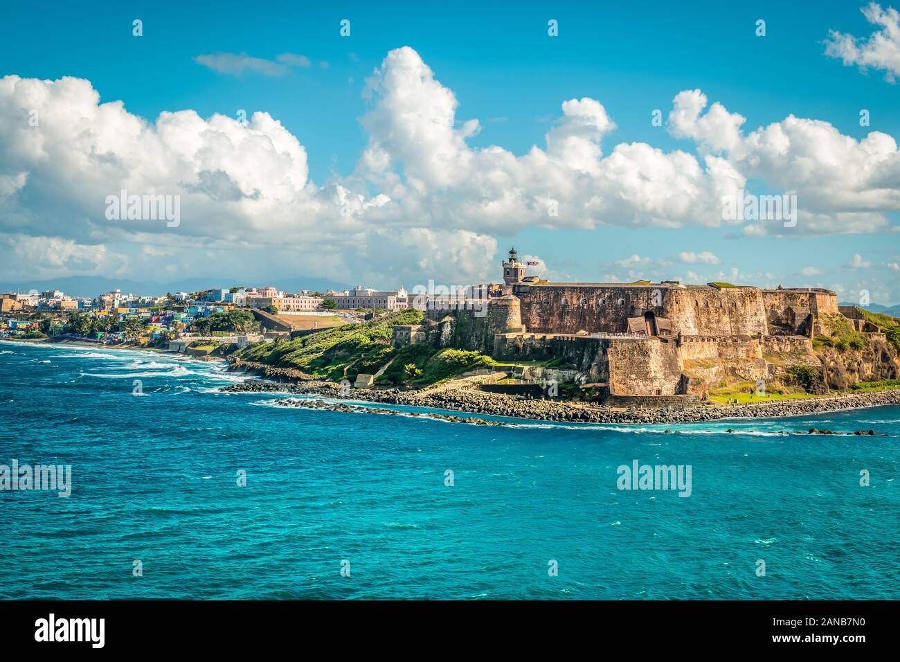 Paesaggio con Castillo San Felipe del Morro, un top attrazione di San Juan, la città capitale di Puerto Rico. Foto Stock