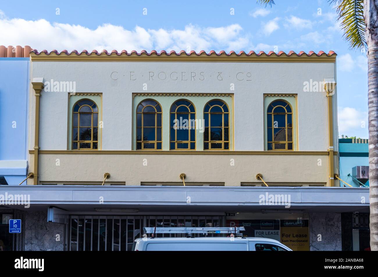 Art Deco spagnolo revival coloniale C.E. Rogers & Co edificio 1940, Napier, Hawke's Bay, Isola del nord, Nuova Zelanda Foto Stock