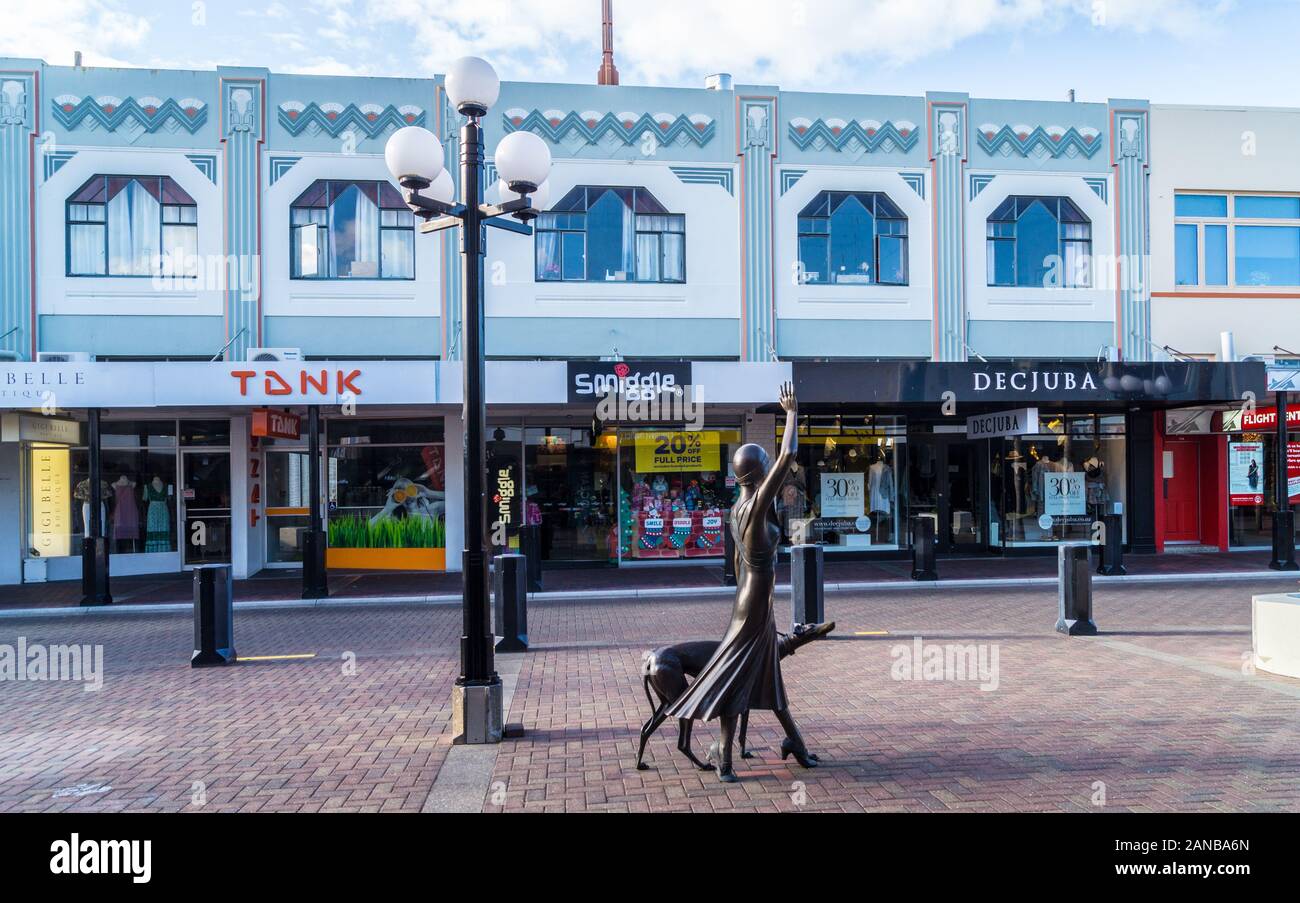 Art Deco Smith & Camere edificio, da Alfred Hill, 1932, e la statua di Sheila Williams e 'Raven', Napier, Hawke's Bay, Isola del nord, Nuova Zelanda Foto Stock