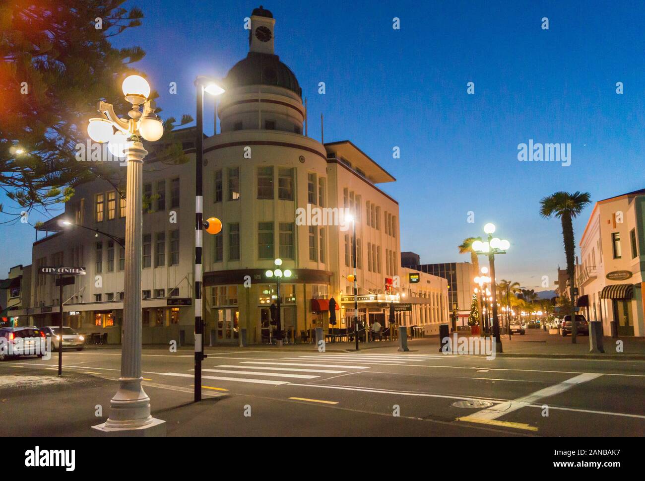 Art Deco T&G edificio da Fatih Akin & Mitchell, 1936, Hotel massonico ed Emerson Street, Napier, Hawke's Bay, Isola del nord, Nuova Zelanda al crepuscolo Foto Stock