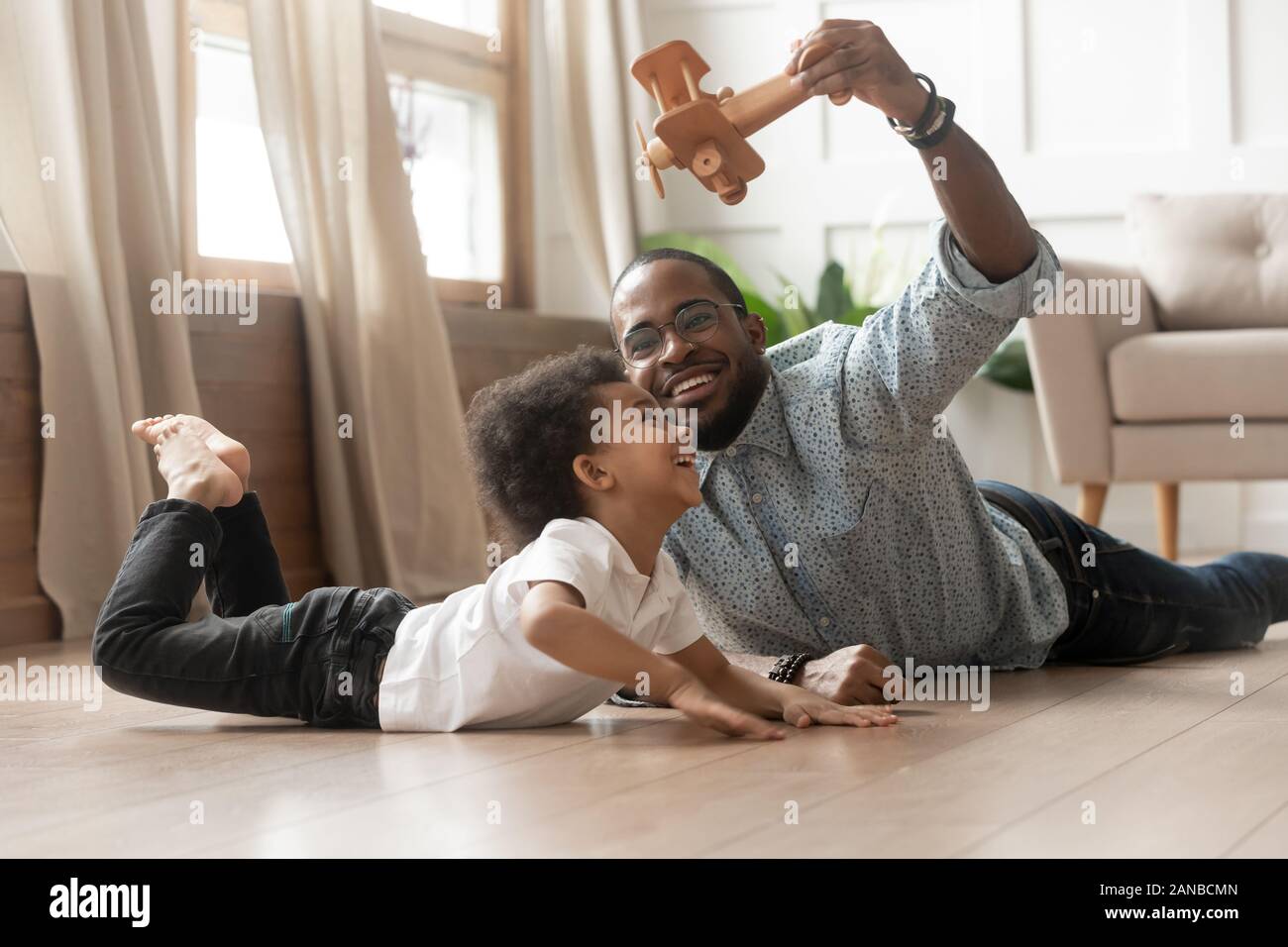 African American padre giocando con il simpatico figlio. Foto Stock