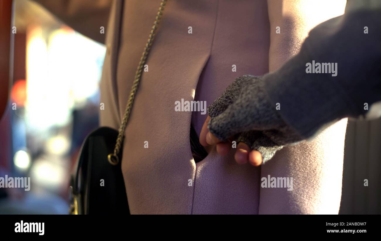 Pickpocket ladro rubare borsa da donna " commuter ", il trasporto pubblico tasso di criminalità Foto Stock
