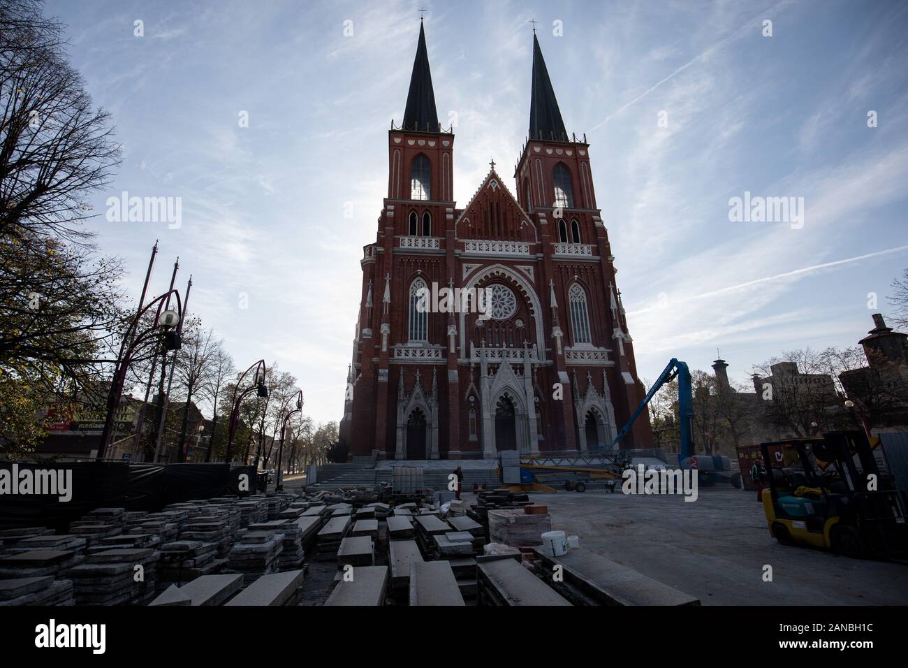 Inizia la Basilica della Santa Famiglia (Cattedrale di Czestochowa), opera di esumazione sulla piazza dell'Istituto della memoria Nazionale (IPN) Foto Stock
