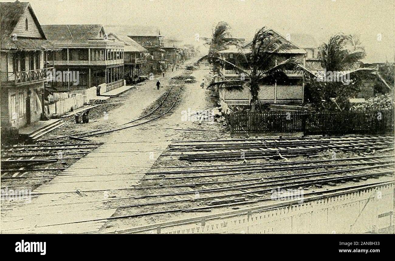 Panama e il canal . ose di erectinga edificio al riparo se stessi e i loro seguaci e theirsupplies dal sole e dalla pioggia. Essi avevano una goletta di duecento tonnellate, su cuisono erano arrivati e su cui hanno vissuto per mesi firstfew. Anche dopo la prima casa è stata completedit è stato trovato che era impossibile per occuparlo, su ac-conteggio degli sciami di zanzare, mosche di sabbia e othernoxious insetti che invasero; mentre a bordo della ves-sel gli uomini sono tormentati con miriadi di scarafaggi,che hanno reso la vita un onere. La malattia è stata seldomabsent dal camp, mentre la morte era un Foto Stock