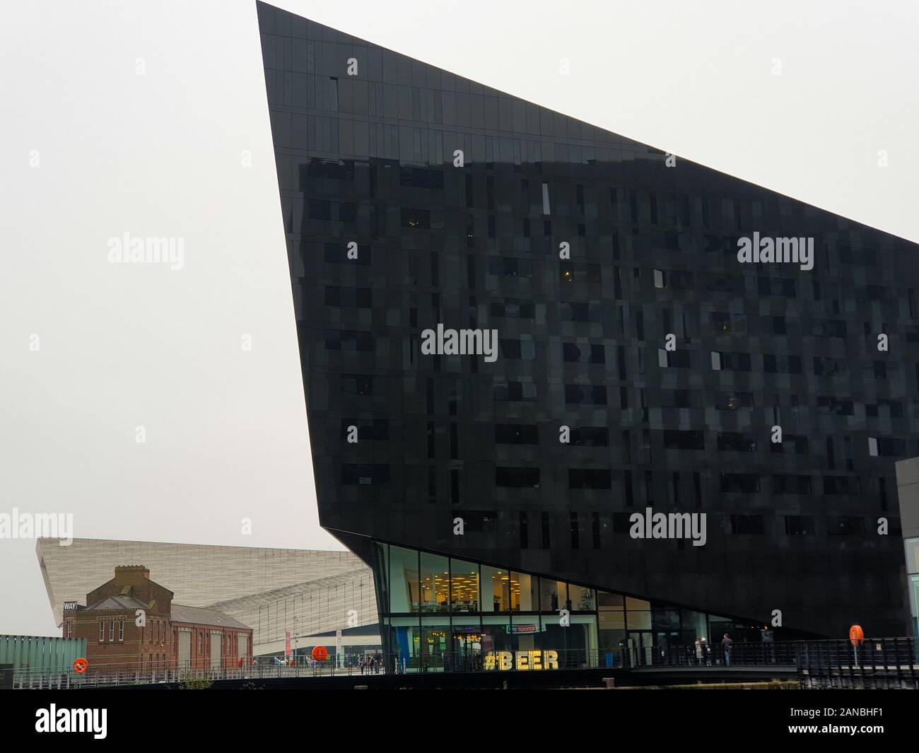 Liverpool, Regno Unito - 24 Novembre 2019: architettura moderna a Liverpool Docks, porto di Liverpool, con il Royal Institute of British Arch Foto Stock