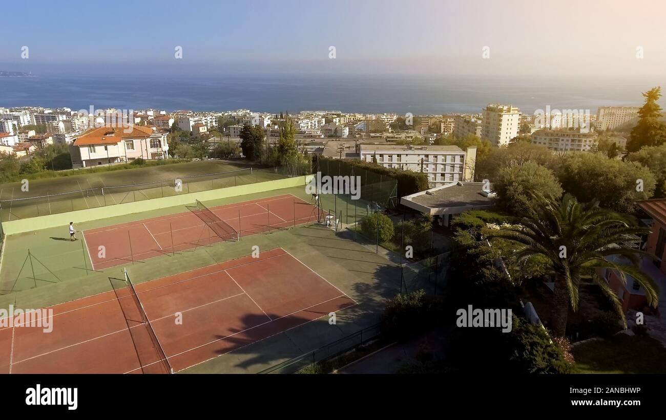 Vista aerea della città e corte di lusso, persone giocare a tennis, hobby e relax Foto Stock