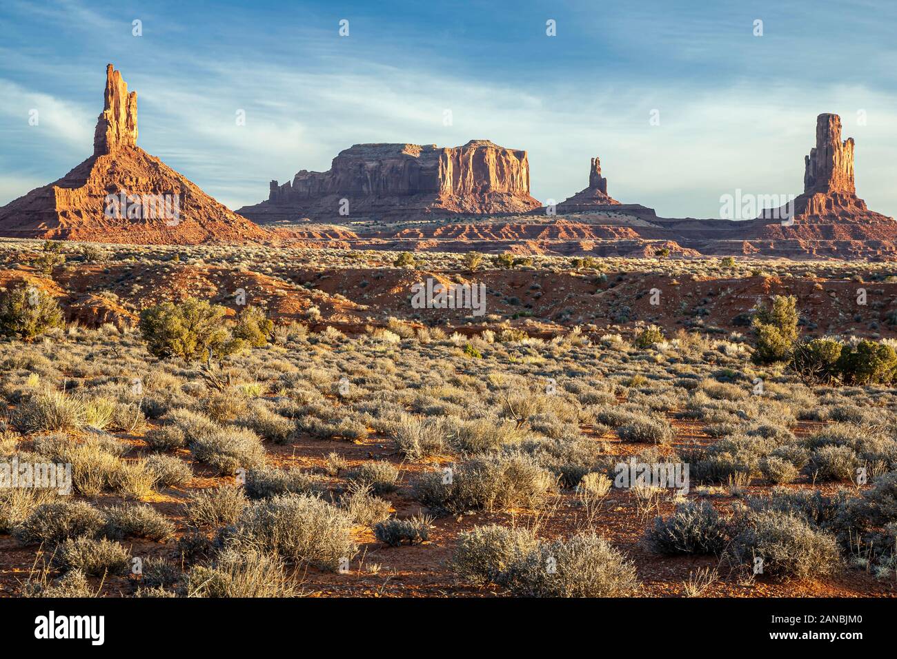 Grande indiano (L) e altri buttes, Monument Valley, Arizona e Utah border, STATI UNITI D'AMERICA Foto Stock