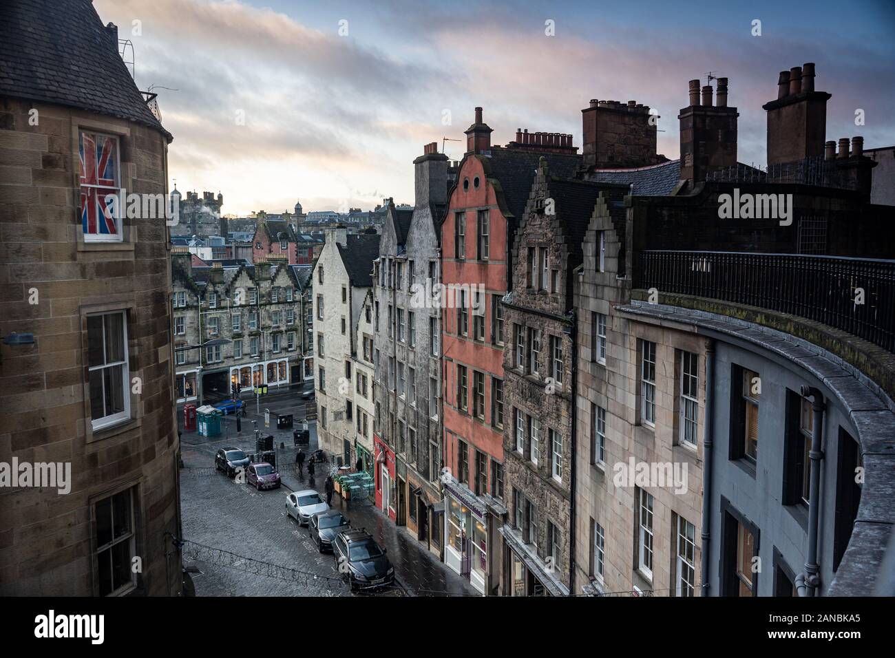 La mattina presto, colorfull Sky, Victoria Street, Edimburgo in Scozia, 13 januari 2020. Foto Stock